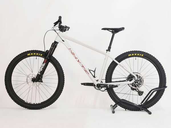 Whyte 905 V5 2023 Mountain Bike's frame details, featuring gloss cement and rose colours.