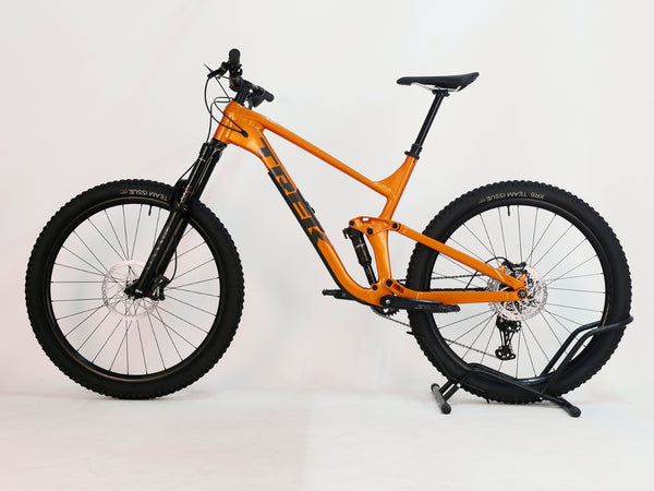 Trek Slash 7 Factory Orange / X-LARGE / YARI / RRP: £3,200.00 / Very Good Condition / Our Price 1,770.00 including FREE UK Delivery! Rear three-quarter view showing rear suspension on Trek Slash 7