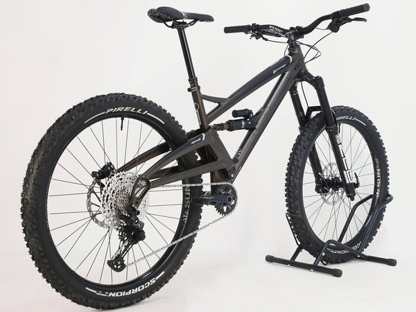 Close-up of the Orange ALPINE 6 mountain bike's Super Deluxe Ultimate Shock suspension system.