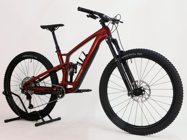 TREK Fuel EX 9.7 Gen 6 2023 FS CARBON / M-L / FOX / RRP: £4,175.00 / LIKE NEW! / Get it for £2,090.00 including FREE UK Delivery! - Front bike frame image highlighting the carbon construction.