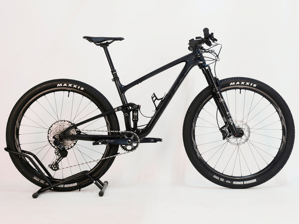 View of Giant Anthem Advanced Pro 29 2 2023 CARBON bike handlebars with Shimano SLX shifters.