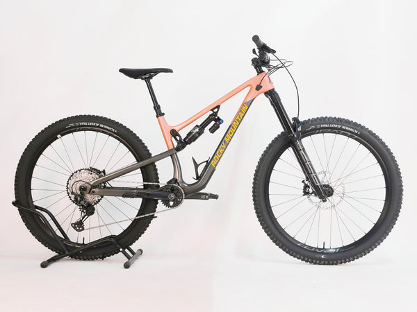 Shimano XT drivetrain on the Rocky Mountain Altitude Carbon 70 2022, a key feature for performance enthusiasts, now available for £2,590.00 with free UK delivery.