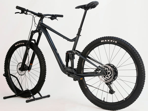 Profile image of Giant Stance 29 2 2024/LARGE mountain bike with a focus on its modern design and robust tires.