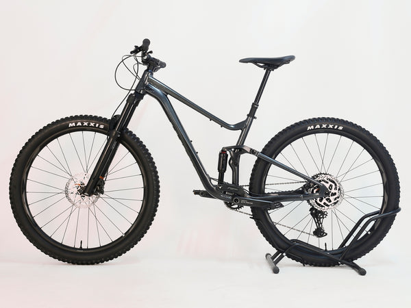 Side view of the Giant Stance 29 2 2024 with 125mm FlexPoint suspension system and Shimano hydraulic brakes.