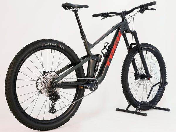 Detailed view of Trek Slash 7 2022 gear and components, highlighting Shimano SLX and XT groupset in Excellent Condition - Large Frame.