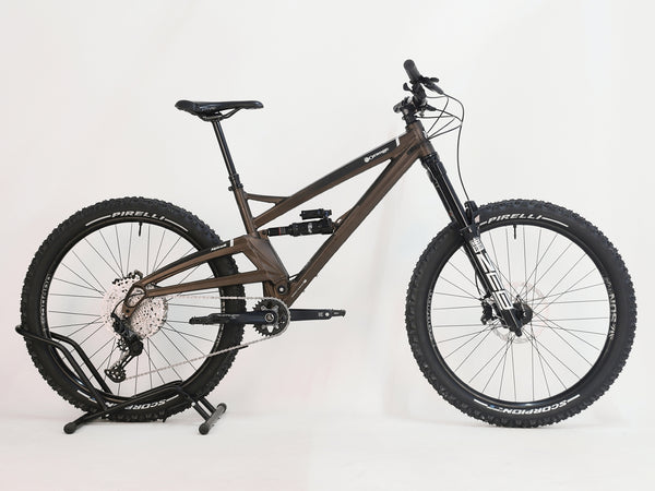 Top-down view of the Orange ALPINE 6 mountain bike, emphasizing its suspension and frame geometry.
