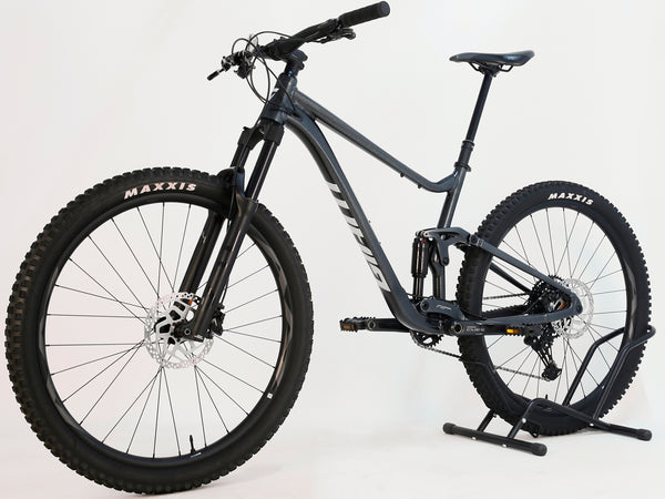Giant Stance 29 2 2024/LARGE mountain bike in very good condition, highlighting a sleek satin black diamond finish and dropper seat post.