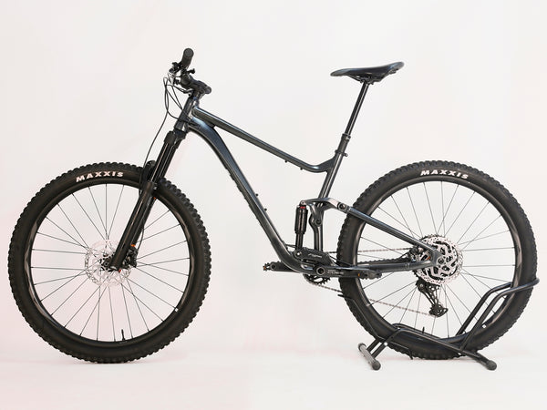 Giant Stance 29 2 2024/LARGE mountain bike with Maxxis tires, focusing on the rear and drivetrain components, demonstrating its 10-speed gearing.