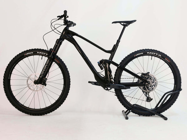 Detail of the SRAM Guide RSC brakes on the 2023 Lapierre Zesty AM CF 8.9 Large, ensuring top-notch performance. Buy it today for £2,850 with free UK delivery.