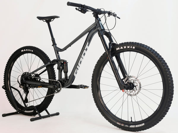 Rear view of the Giant Stance 29 2 showcasing the full suspension and Maxxis tyre specifications.
