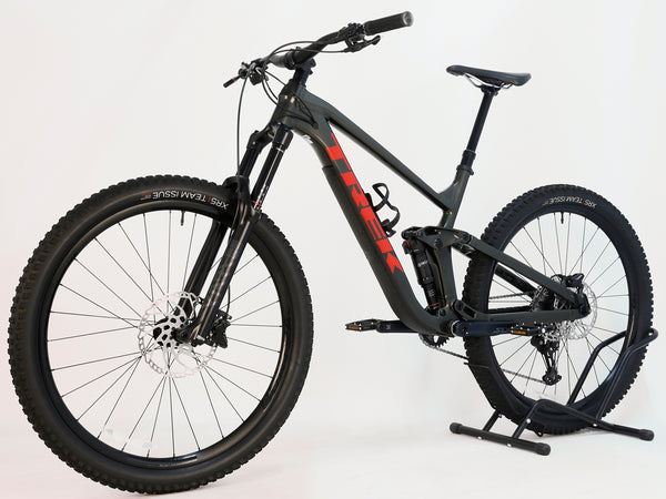 Trek Slash 7 2022 in Excellent Condition - Large Frame, showcasing the full suspension design and Alpha Platinum Aluminium frame.