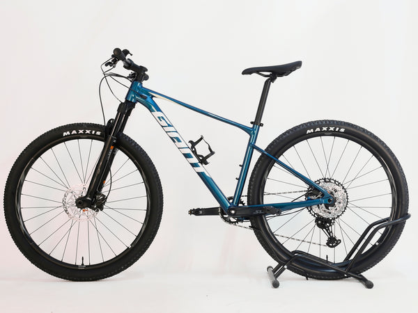 Giant XTC SLR 29 1 2024 in Excellent Condition at eMado Bikes - 29” Giant XCT wheels with Maxxis Recon Race tires.