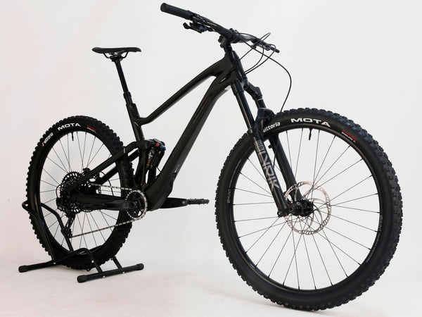 The 2023 Lapierre Zesty AM CF 8.9 Large, showcasing the fork and wheelset, emphasizing its premium setup. Buy for £2,850 with free delivery across the UK.