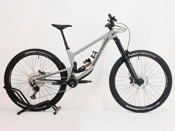 Nukeproof Giga 290 Comp Carbon 2022 mountain bike side profile highlighting the tires.