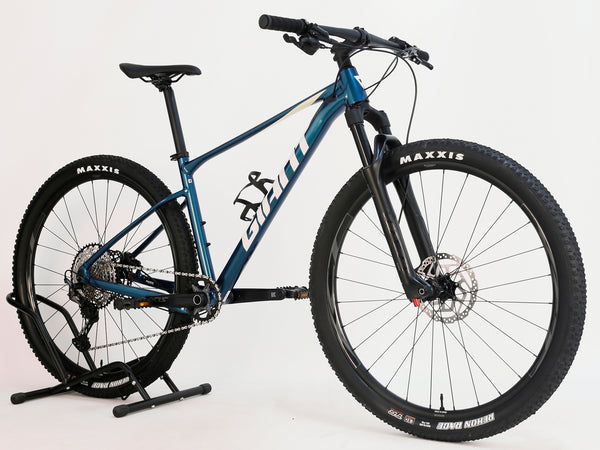 Giant XTC SLR 29 1 2024 in Excellent Condition at eMado Bikes - showcasing the hydraulic Shimano brakes.