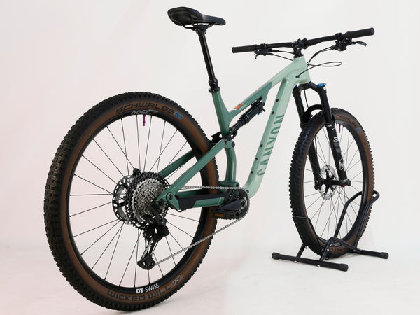 Detailed close-up of the gears and drivetrain on the 2023 Canyon Neuron 7 Full Suspension Bike, Large size, in Very Good Condition.