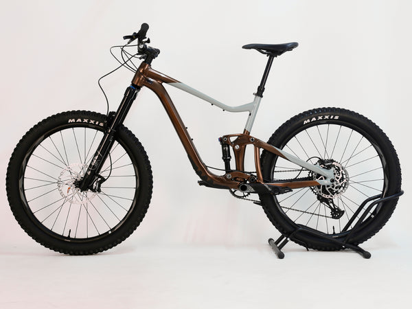 Another angle of Giant Trance X 2 2023 mountain bike, focusing on its sleek frame and seat post height adjustment.