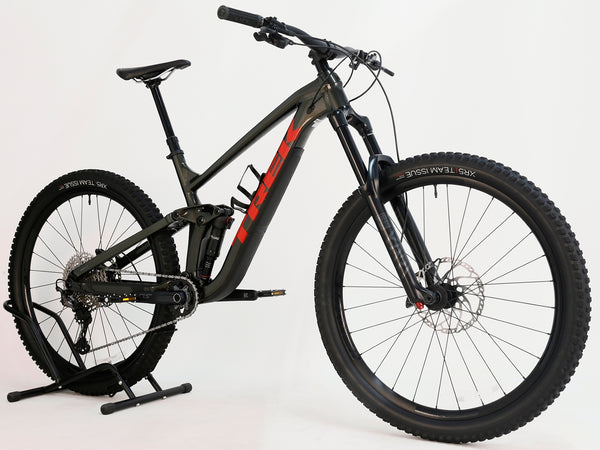 Front view of Trek Slash 7 2022, demonstrating the 170mm travel fork and sleek design in Excellent Condition - Large Frame.