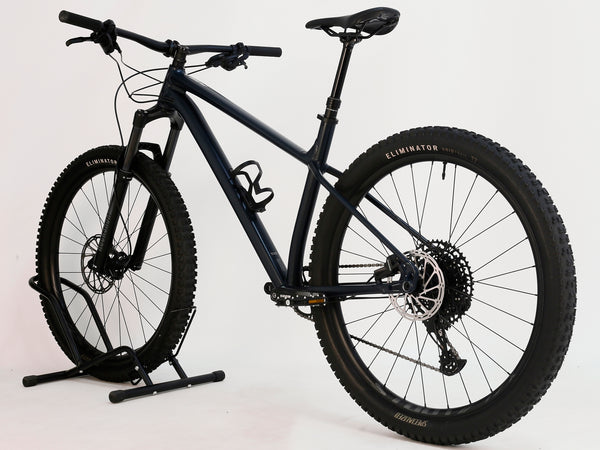 Side angle of Specialized Fuse Sport 27.5 2024 in Excellent Condition at eMado Bikes, featuring the characteristic geometry and robust tires.