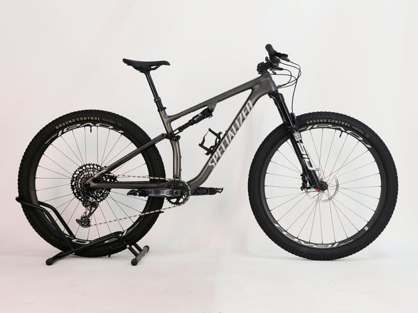 Side view of the Specialized Epic EVO Expert 2022 in Medium size, RRP: £7,750.00, in Excellent Condition! Now available for £2,790.00 with FREE Delivery!