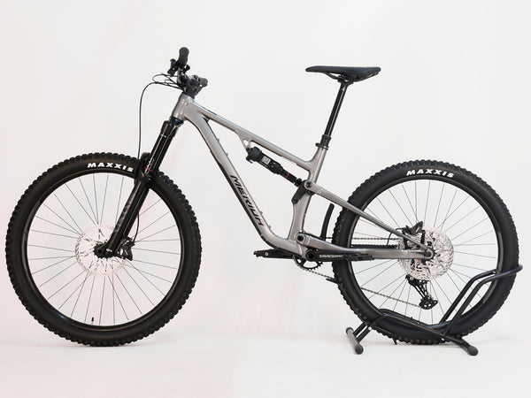 Detailed view of the Merida One-Sixty 500 29 2023 mountain bike's front suspension and wheel.