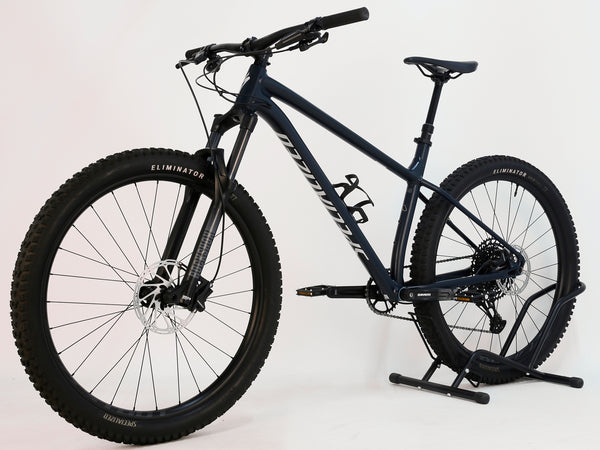Side view of Specialized Fuse Sport 27.5 2024 in Excellent Condition at eMado Bikes, featuring the lightweight aluminum frame and aggressive mountain bike tires.