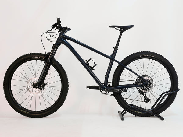 Close-up of the front fork on the Specialized Fuse Sport 27.5 2024 in Excellent Condition at eMado Bikes, highlighting the RockShox Judy suspension system.