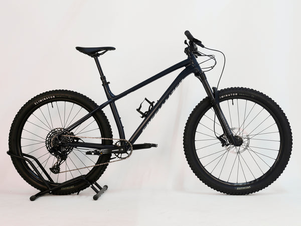 Profile view of the Specialized Fuse Sport 27.5 2024 in Excellent Condition at eMado Bikes, highlighting the sleek design and dropper seat post.