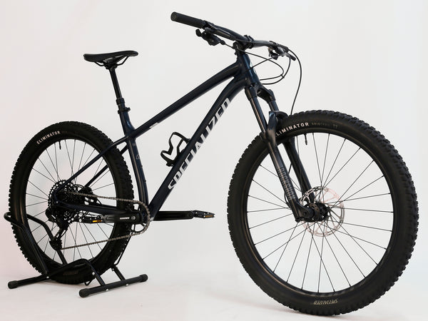 Front view of Specialized Fuse Sport 27.5 2024 in Excellent Condition at eMado Bikes, focusing on the RockShox suspension fork and frame details.