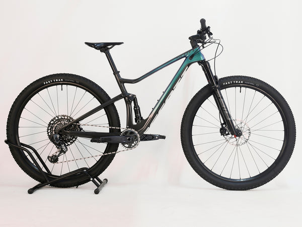 Scott Spark RC 900 Team Issue AXS Carbon from the side, displaying its full carbon frame.