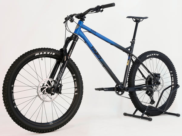 Side view of the Used Ragley Blue Pig Race 2022 mountain bike, showcasing its deep sea dive colour and high-quality components. Available at eMado Bikes.