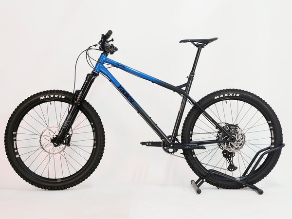 Profile shot of the Used Ragley Blue Pig Race 2022 displaying its robust frame and Maxxis tyres. Shop this bike at eMado Bikes.