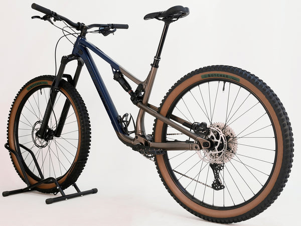 Detailed view of the rear suspension of the Rocky Mountain Instinct Alloy 10 2023, focusing on its premium build and aesthetics, available at eMado Bikes.