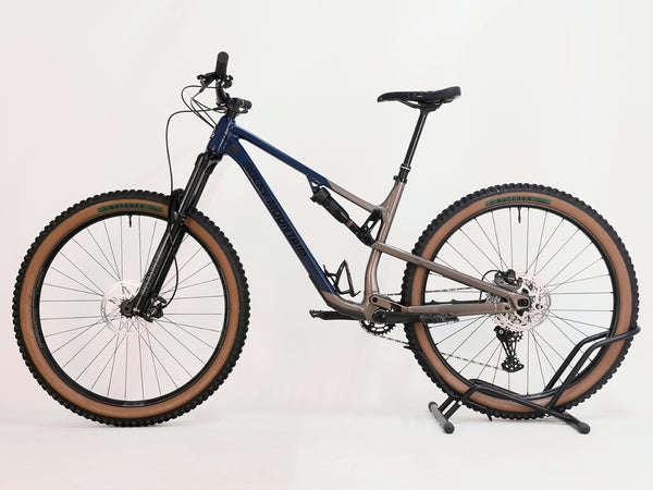 Side profile of the Rocky Mountain Instinct Alloy 10 2023, designed for performance and agility on trails, available at eMado Bikes.