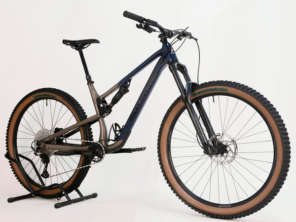 Dynamic angle of the Rocky Mountain Instinct Alloy 10 2023 mountain bike, revealing its advanced suspension system, available at eMado Bikes.