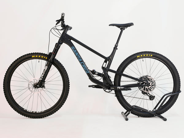 Profile view of the Santa Cruz Hightower R / AL 2023 mountain bike highlighting its robust features at eMado.