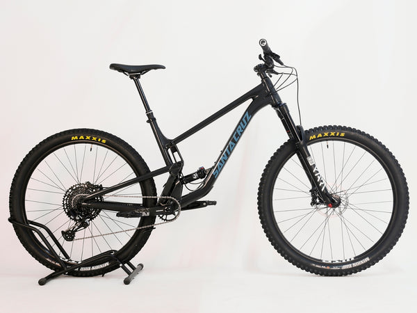 Close-up view of the Santa Cruz Hightower R / AL 2023 bike's front fork and wheel details at eMado.