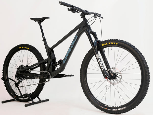 Front angle of the Santa Cruz Hightower R / AL 2023 mountain bike with RockShox fork, ready to ride at eMado.