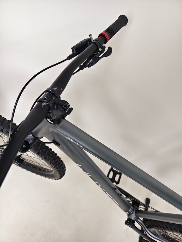 Whyte 801 V4 2023 mountain bike, a view of the handlebars equipped with ergonomic grips.