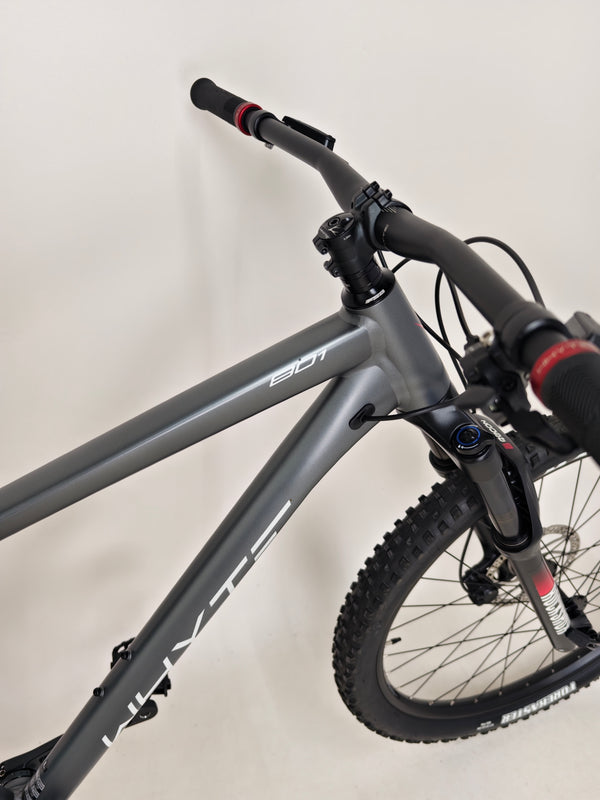 View of the front suspension system on the Whyte 801 V4 2023 mountain bike, demonstrating its shock absorption.