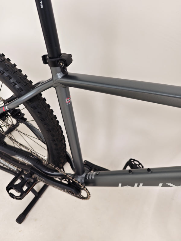 Detailed specifications of the Whyte 801 V4 2023 mountain bike, showing premium components.