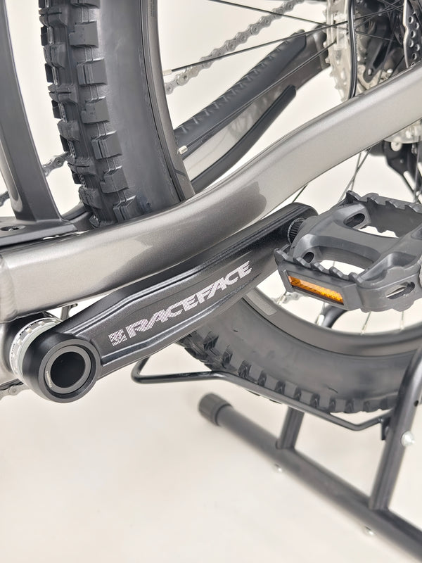 Merida One-Sixty 500 2023 focusing on the technical setup of the suspension.