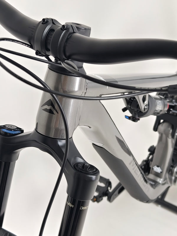 Merida One-Sixty 500 2023 with detailed view of the frame material and joint fittings.