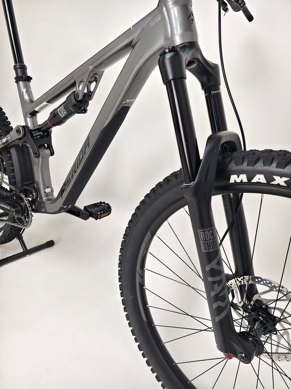 Detailed view of the Merida One-Sixty 500 2023 mountain bike frame, showcasing the internal cable routing.