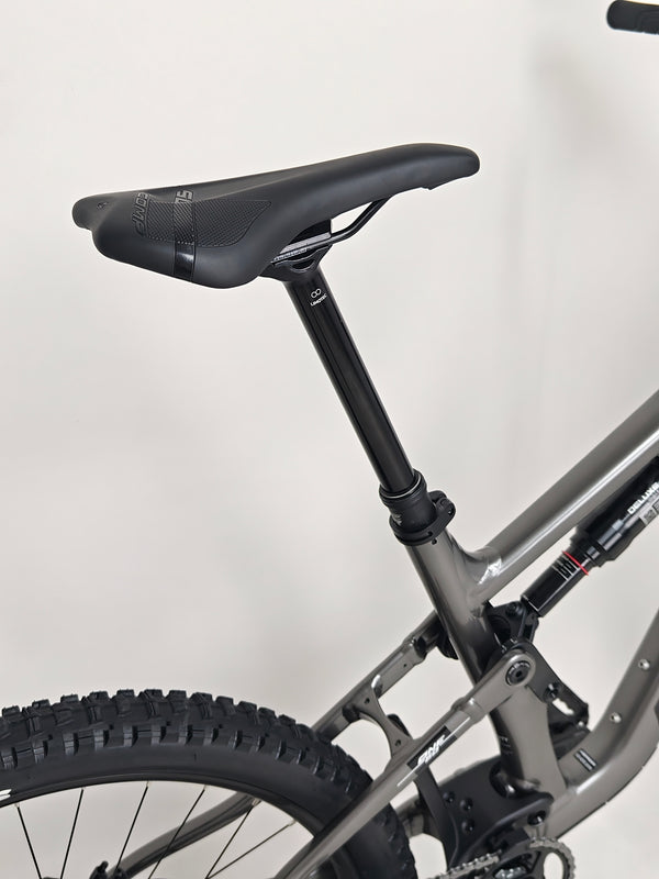 Front view of the bicycle forks on the Merida One-Sixty 500 2023 showcasing technical features.
