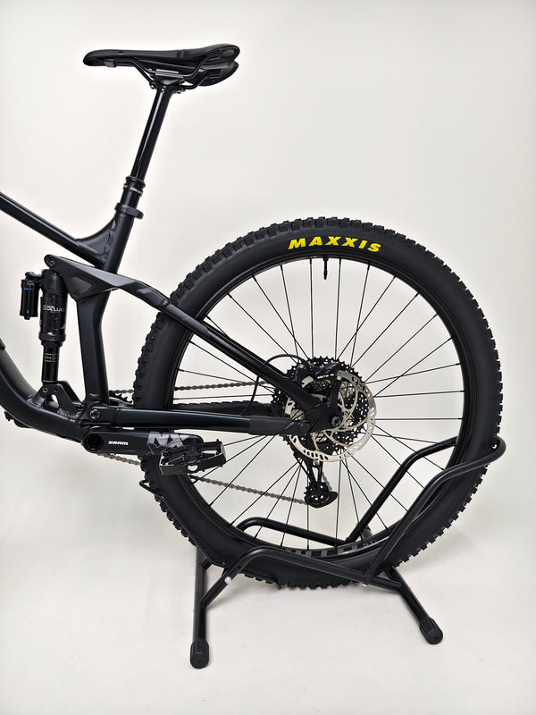 Front view of Cube Stereo 170 SL 29 mountain bike 2021 highlighting the fork and wheel.