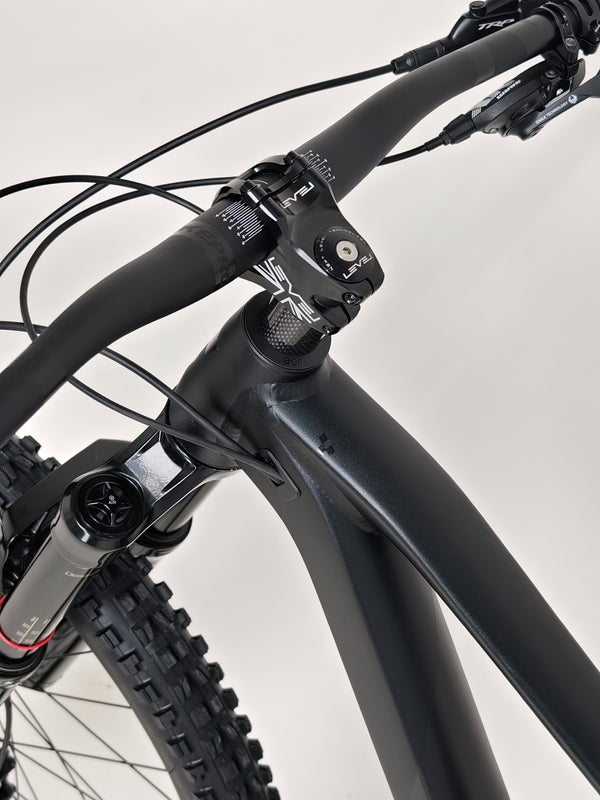 Cube Stereo 170 SL 29 mountain bike 2021 view showing its braking system.