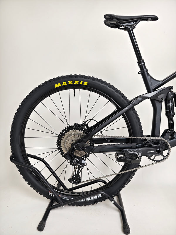 Detailed view of the handling of the Cube Stereo 170 SL 29 mountain bike 2021.