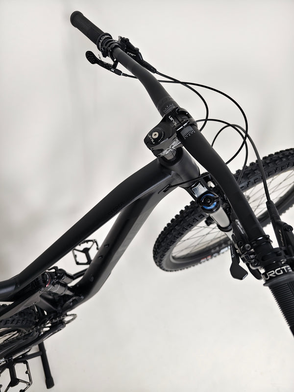 Cube Stereo 170 SL 29 mountain bike 2021 showcasing the tubeless tire setup.