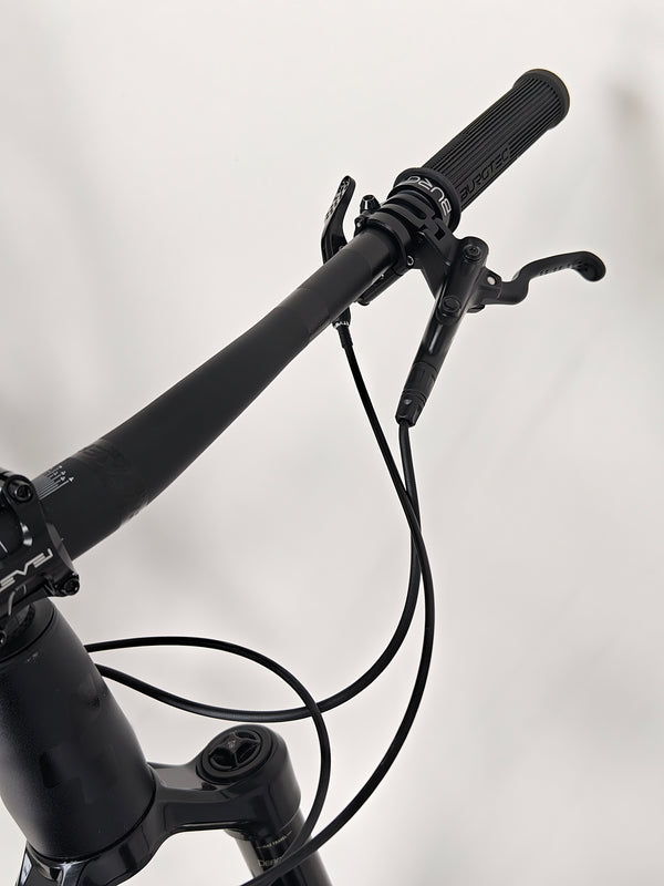 Image of the Cube Stereo 170 SL 29 2021 with suspension showcased.